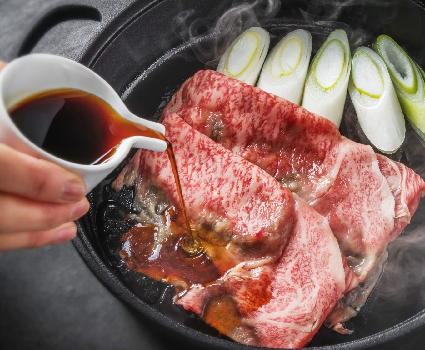 鍋で近江牛のすき焼きを作る様子